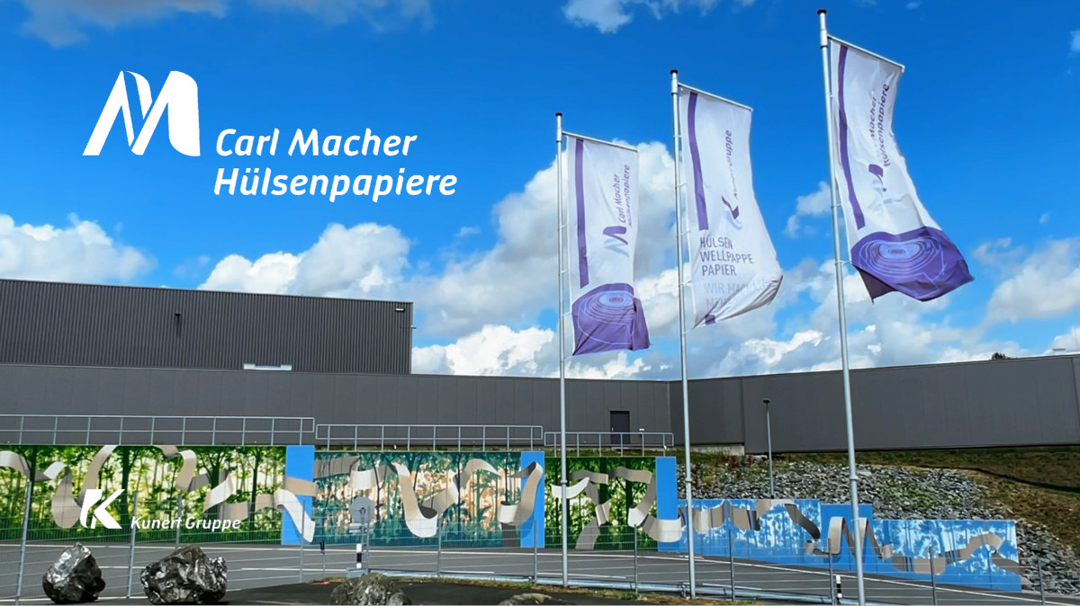Carl Macher Hülsenpapiere – Standort mit Fahnen und Firmengebäude